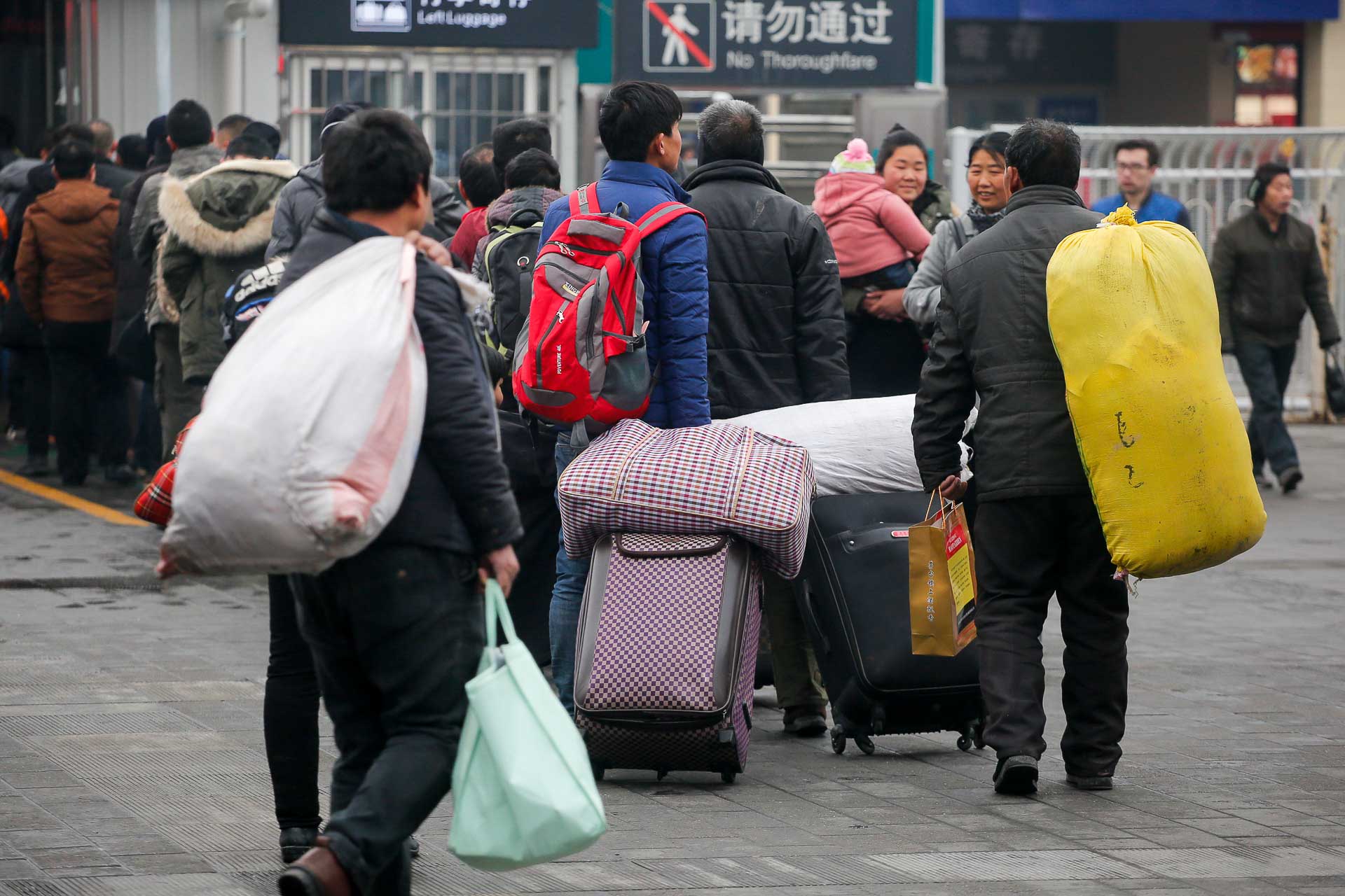 2018春运倒计时 农民工手提肩扛赶车场景让人看了心酸