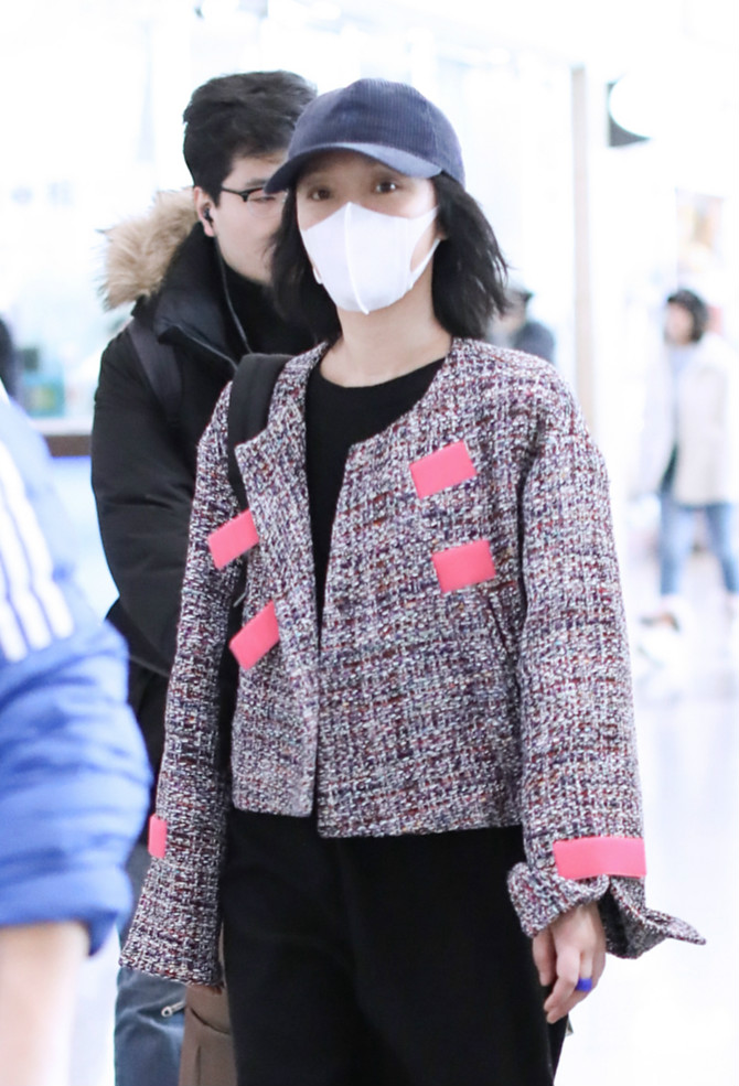 周迅素颜亮相口罩遮面 小香风外套似粘便利贴充满童趣