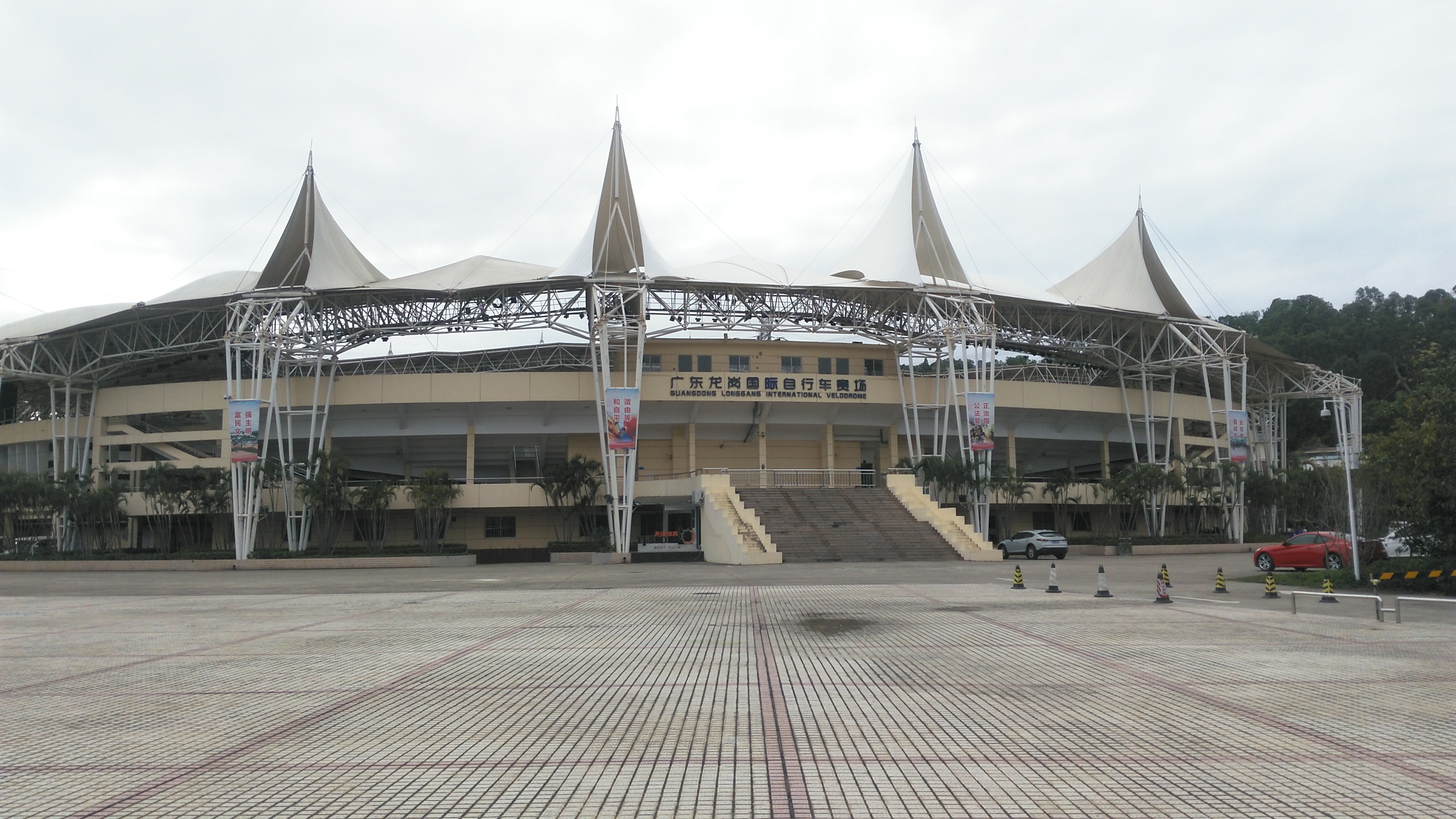 到深圳龙岗区体育中心去走走,顺便带上你们去看看