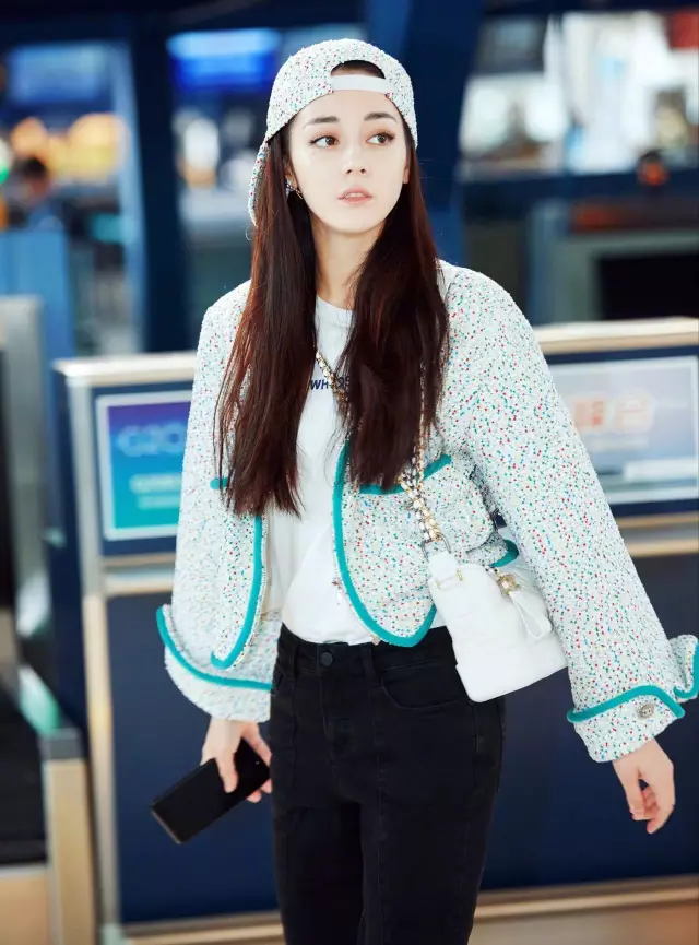 网友说迪丽热巴身材不好,嫌弃屁股太大,可能你没见过热巴的街拍