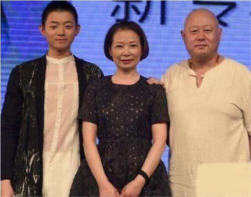 带着儿子独自生活,如今儿子也成名了,前夫又跑来消费儿子的名气