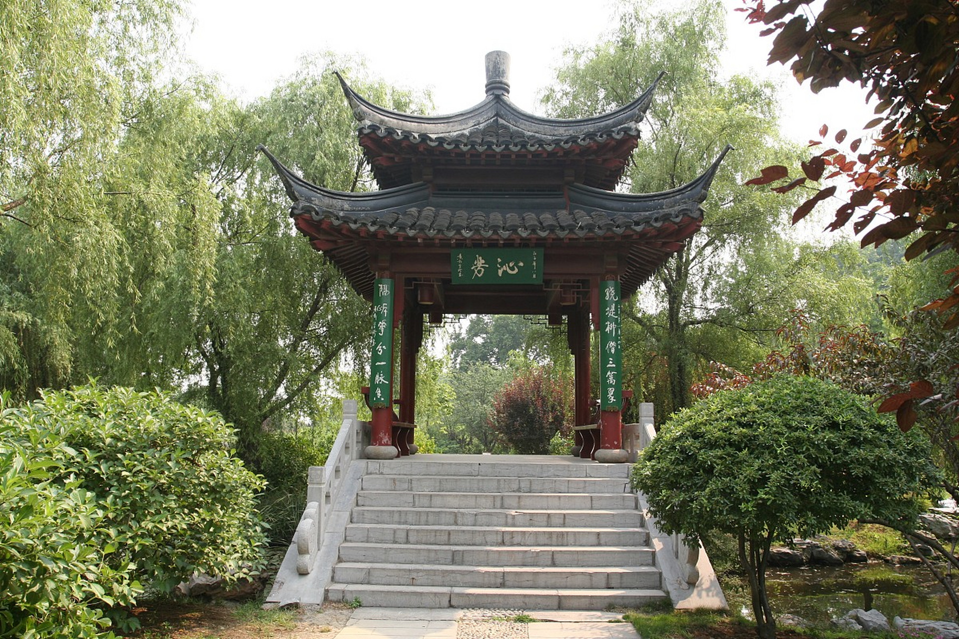 荆州市中山公园:是荆州市最大的城市公园,拥有众多的景点和游乐设施.