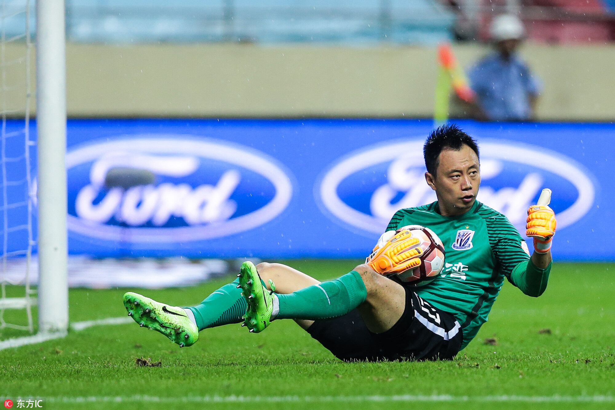 李帅晒爱犬遭调侃,埃尔克森笑称"dsb",李帅甜蜜回击笑疯网友