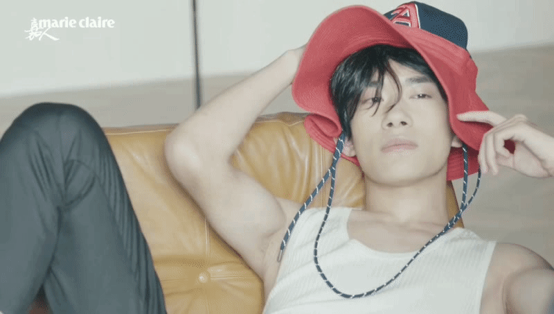 易烊千玺居然刮腋毛!他躺在沙发上,一抬手就被粉丝发现,真秀气