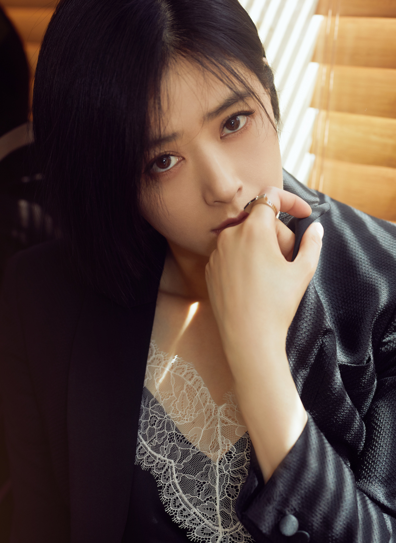 蒋欣剪了8岁以来最短的发型,这组短发写真既干练又优雅