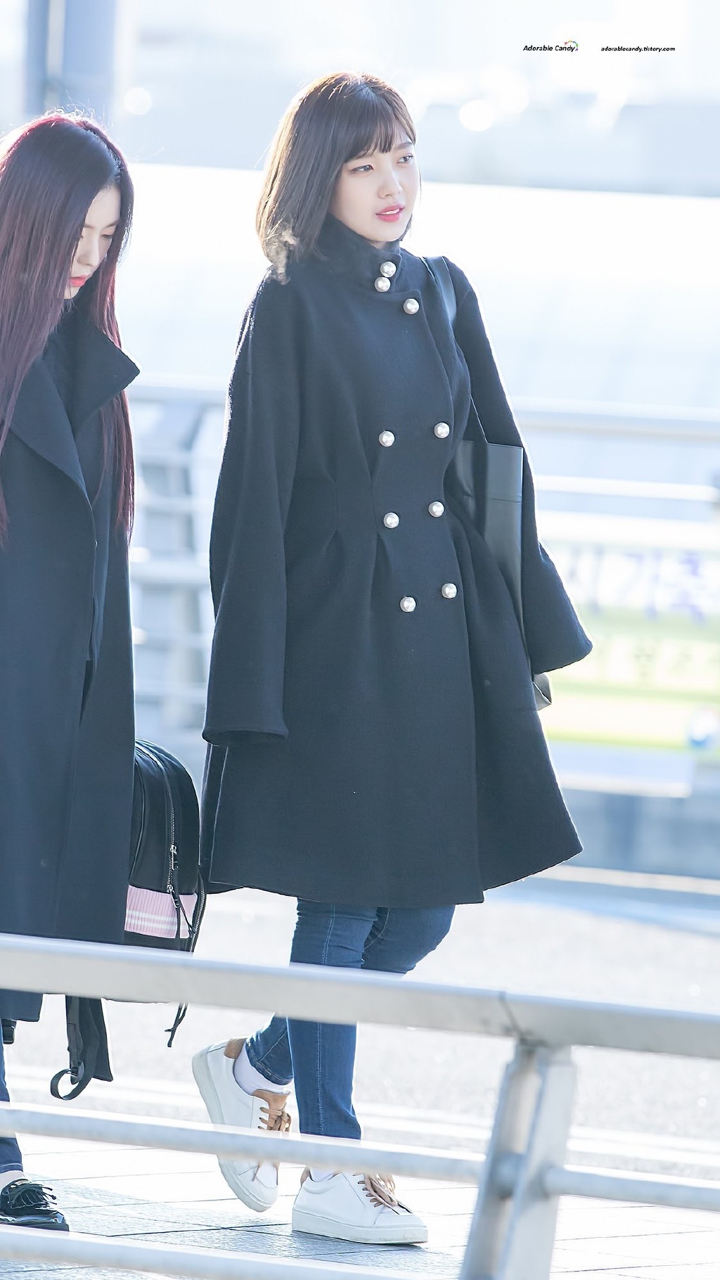 朴秀荣仁川机场私服街拍,齐肩短发清秀甜美,一抹红唇娇美可人