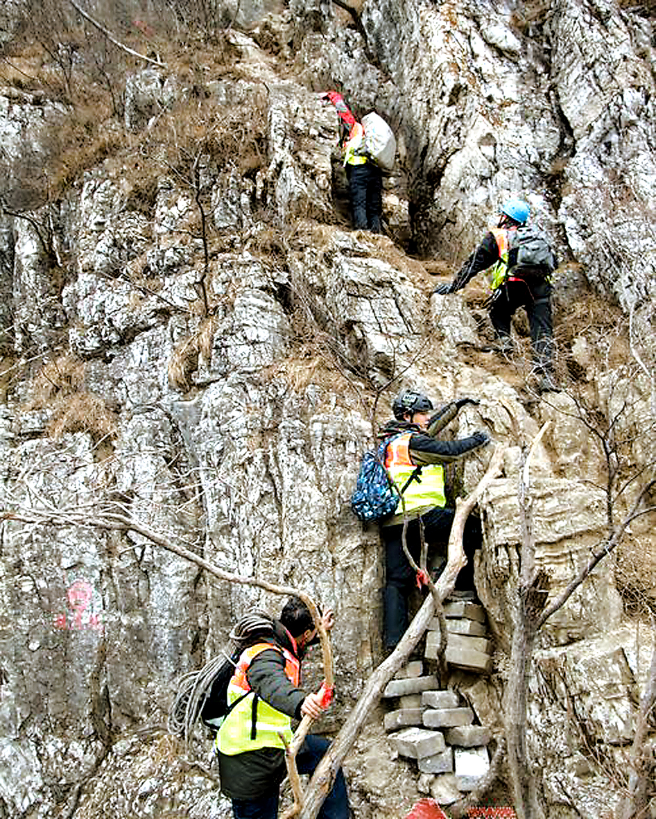 游客爬凤凰岭野山落深坑受伤,民警与消防进行陡坡上的生死营救