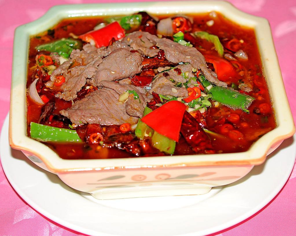 酸辣牛肉汤,吃起来又酸又辣,而且汤汁鲜美,非常好吃