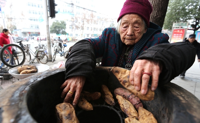 90岁老人刘家英路边卖烤红薯,坚持15年,日赚20元,笑称练摊健身