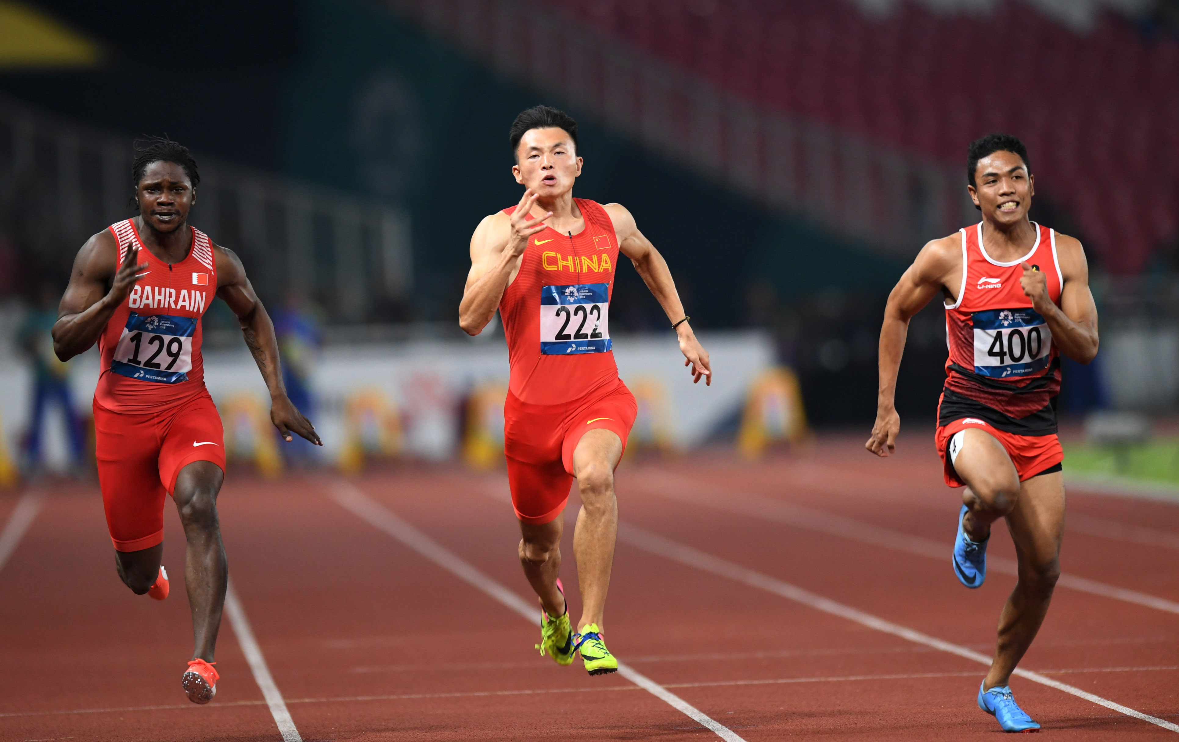 田径——男子100米半决赛赛况(3)