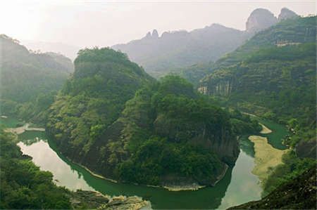 苍翠的群山重重叠叠,静静如水,淡淡如山