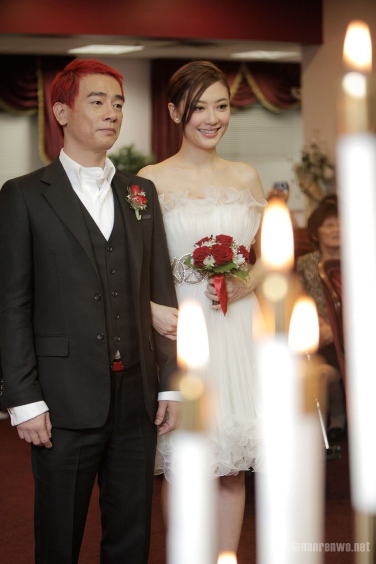 陈小春求婚,本是一件开心的事,为何他却跪地哭成了泪人?