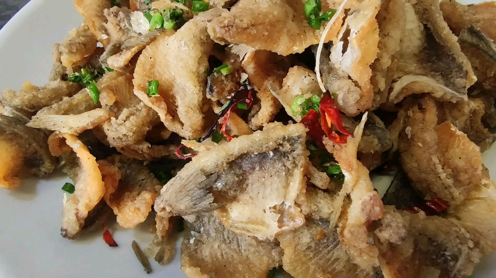 野生小鲫鱼怎么做好吃?花2分钟时间学会新吃法,香辣酥脆