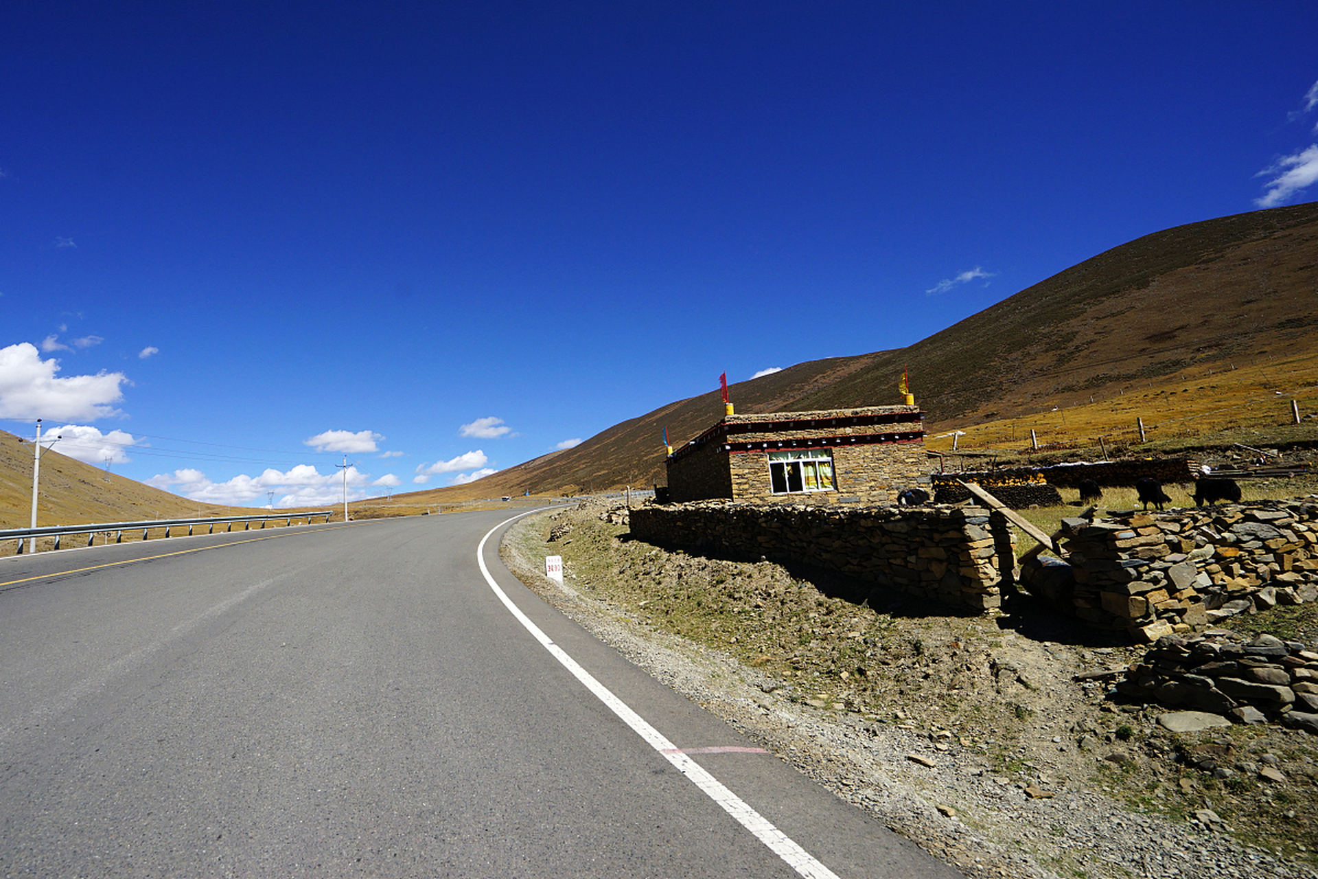 在川藏公路上旅行,旅途的艰苦不言而喻.