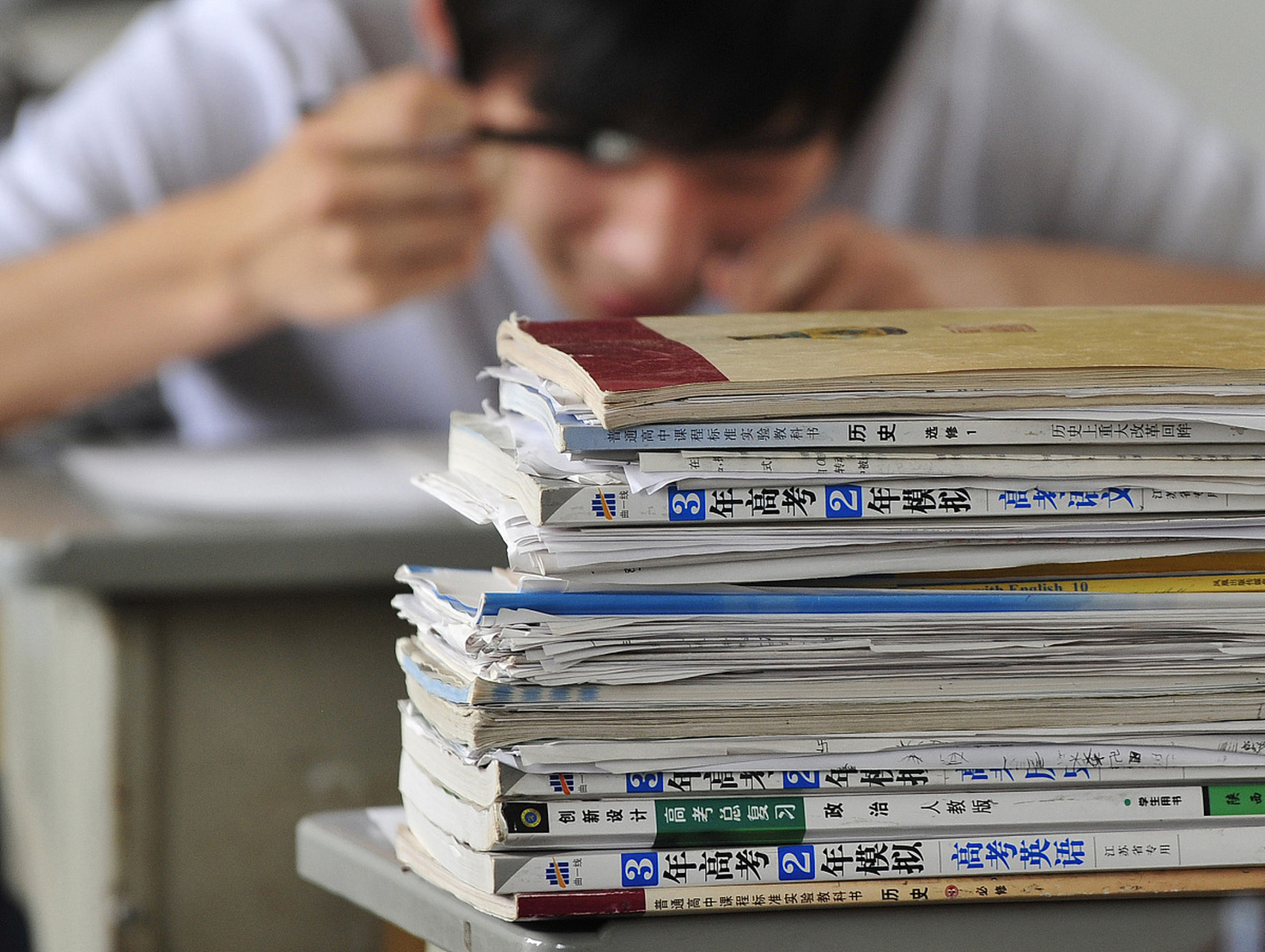 2024年高考人数预测1400万人,预计比23年高考多100万人,其中平均10%是