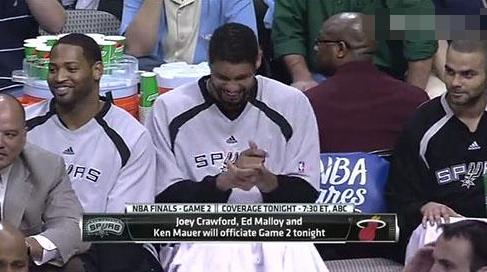 自己都笑了!保罗复制邓肯当年经典一幕,坐在替补席被吹技犯