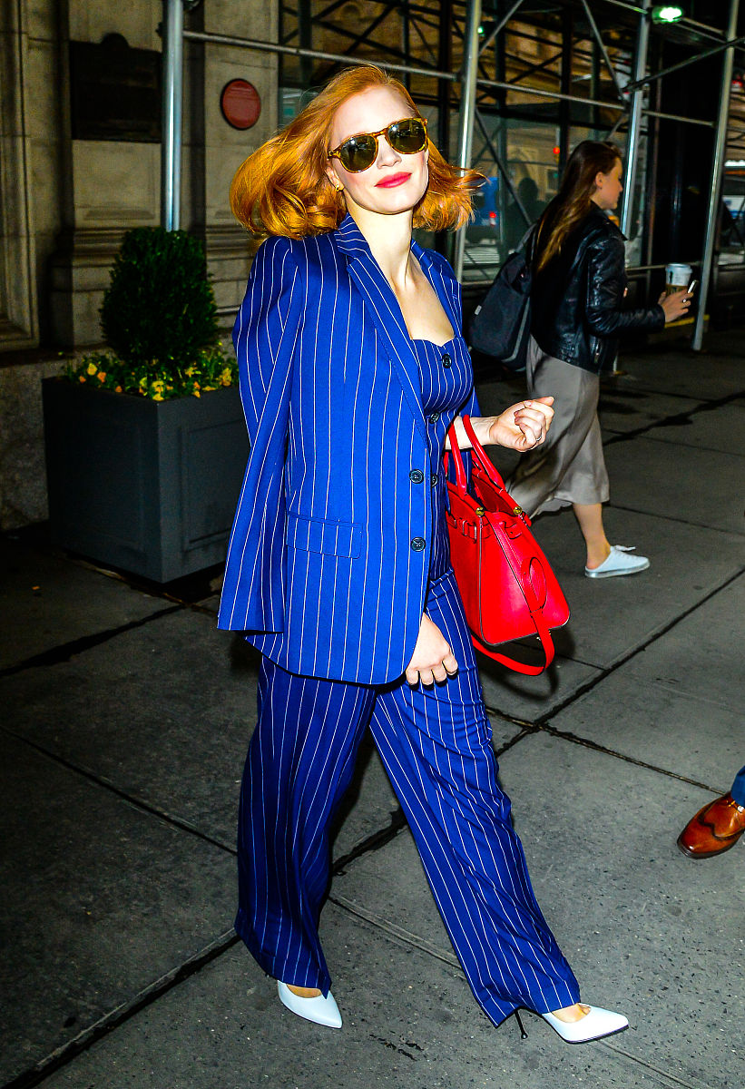杰西卡·查斯坦街拍:宝蓝色条纹西服裤装尖头鞋干练霸气