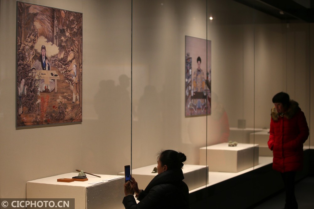 1月16日,游客在故宫博物院藏文房用具展览上参观.