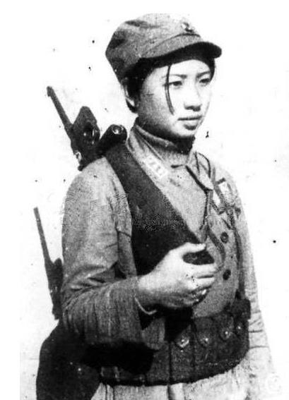 真实的国民党女兵老照片,和电视上的不一样,图四女兵英姿飒爽!