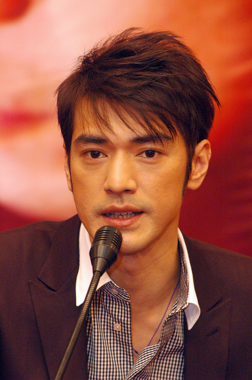 金城武此时还没有割双眼皮儿,颜值只能说是一个普通人,没想到双眼皮对