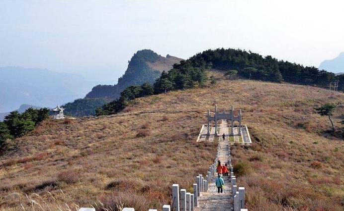 中国的这座山都是名人古墓,1965年,考古队从大土堆中挖出个大墓