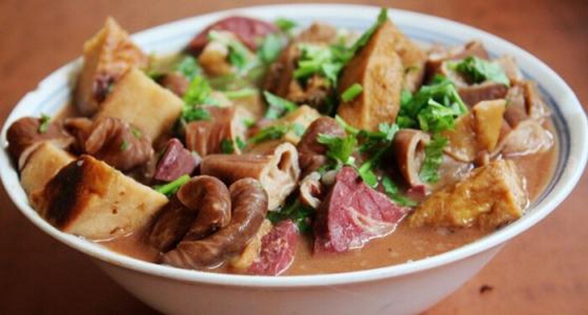 老北京卤煮据说起源于北京城南的南横街,以前的肉价比较贵,所以劳动