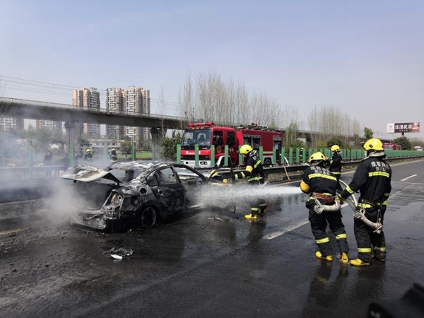 成绵高速一轿车与前车追尾起火,被烧成光架架