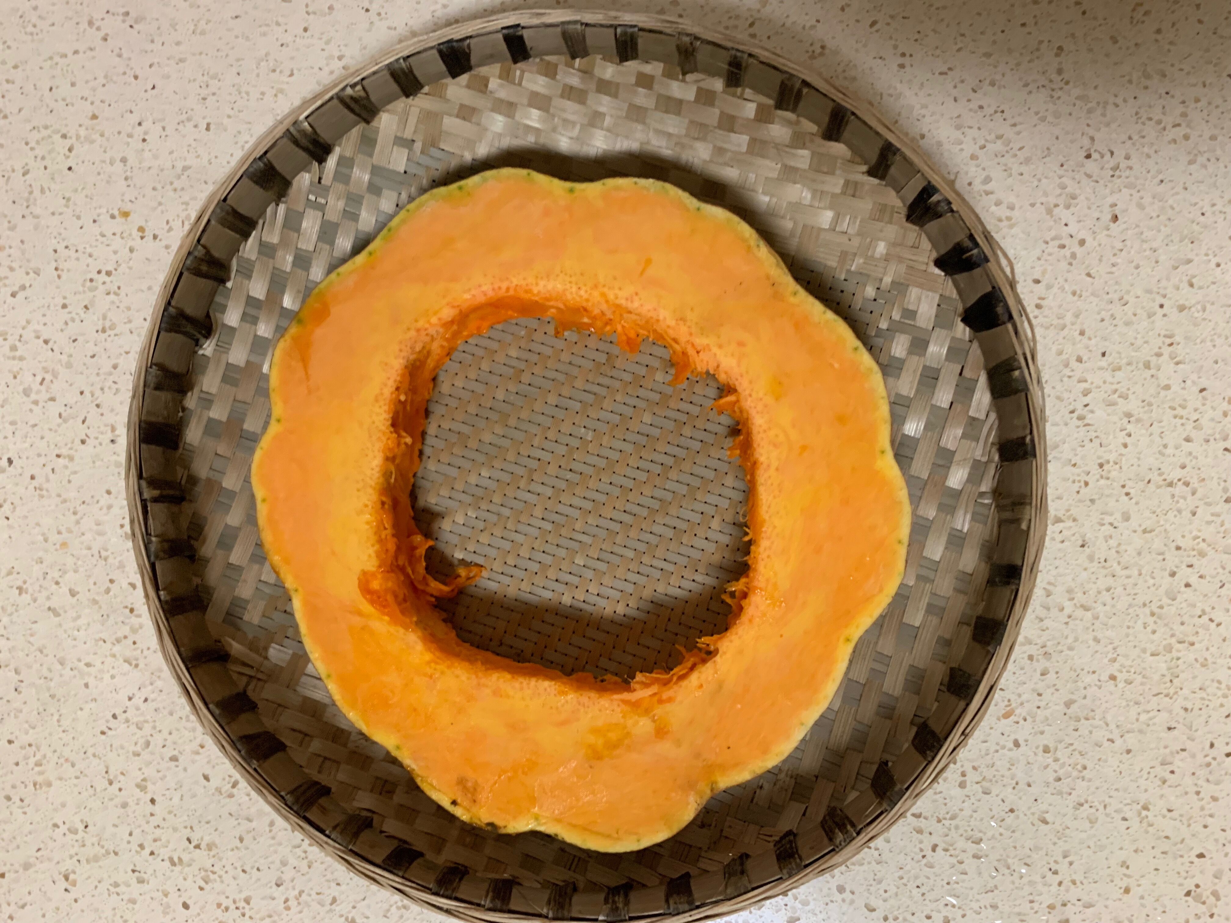 2,削掉南瓜皮,冲洗干净切成薄片.