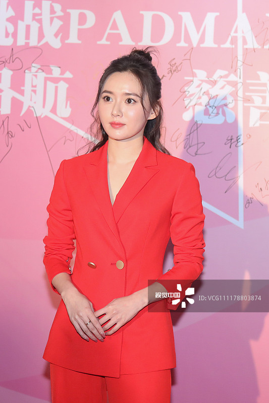 李若彤:红色双排扣阔腿西装 明艳干练