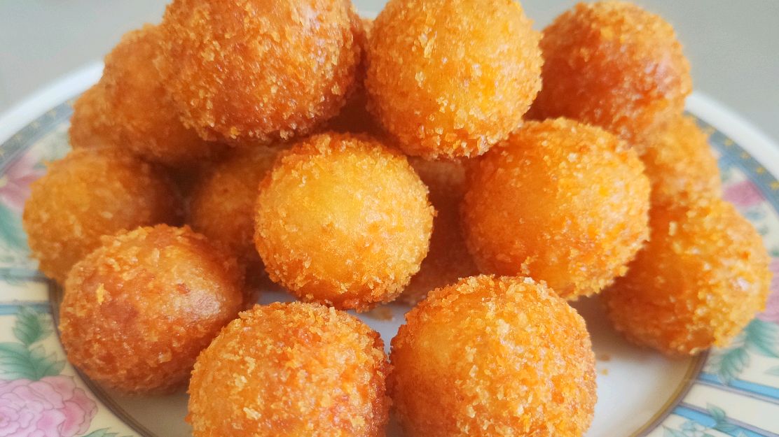 炸红薯丸子,外皮酥脆,里面软糯,香甜可口,好吃好做