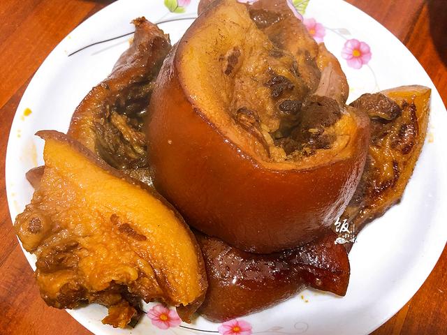 卤肉店的熟食色泽漂亮,老板透露:多加这一样,自己在家也可以做