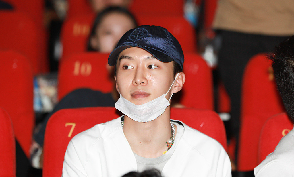 范丞丞素颜现身满脸油腻颜值"崩盘","小鲜肉"气质不再