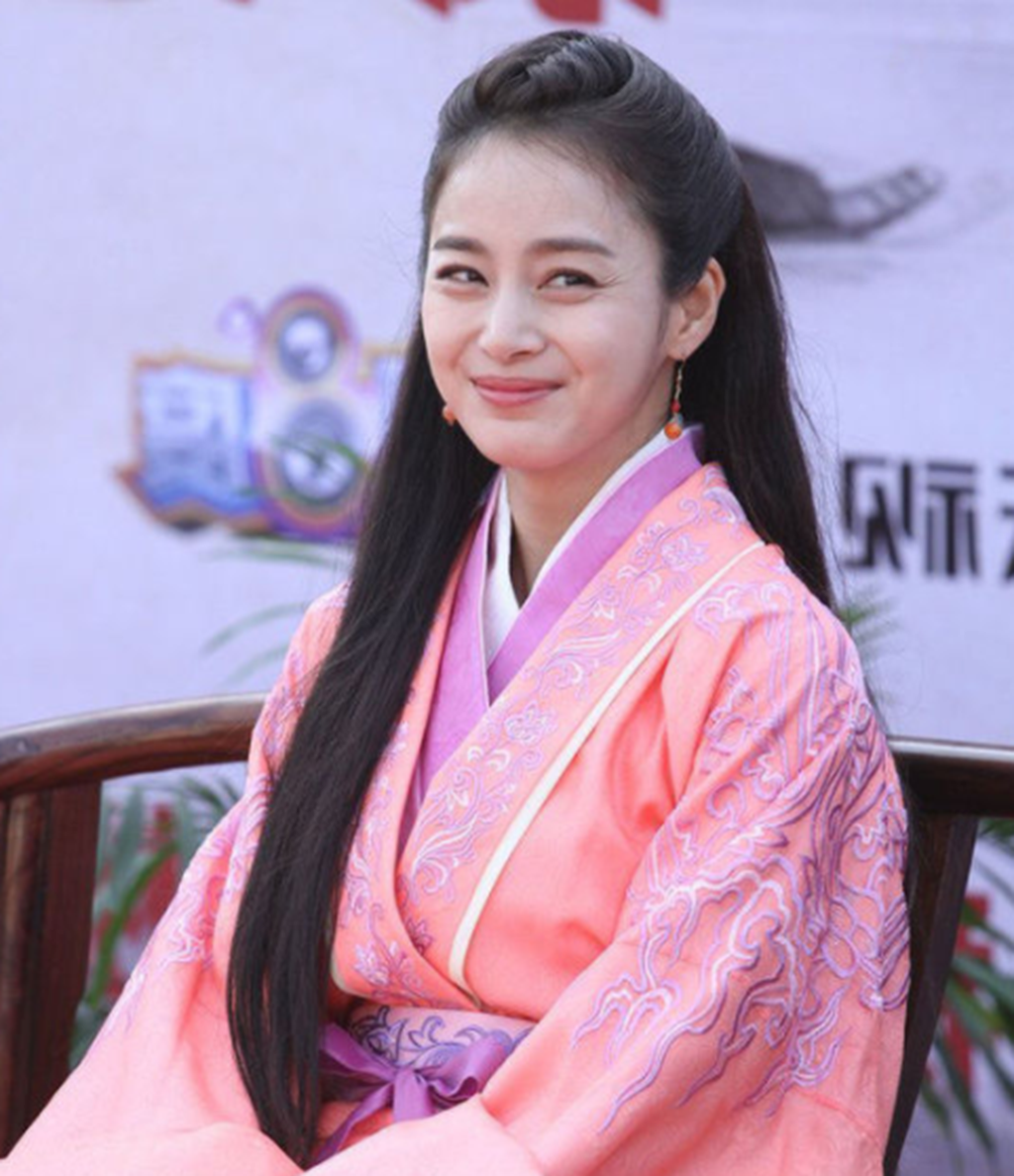 韩星穿古装,金裕贞像一盏台灯,金泰希一笑露出鱼尾纹!