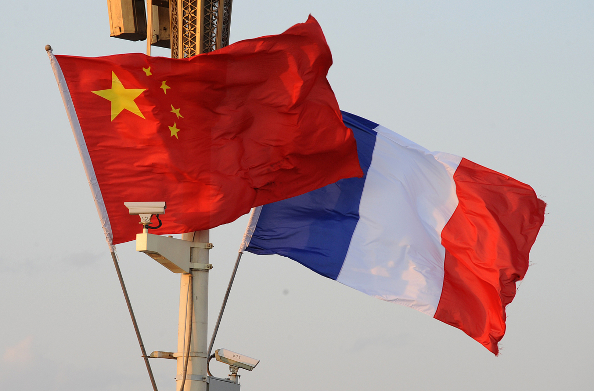 立陶宛宣布与中国脱钩,马克龙访华后回击 当天下午抵达北京的法国总统