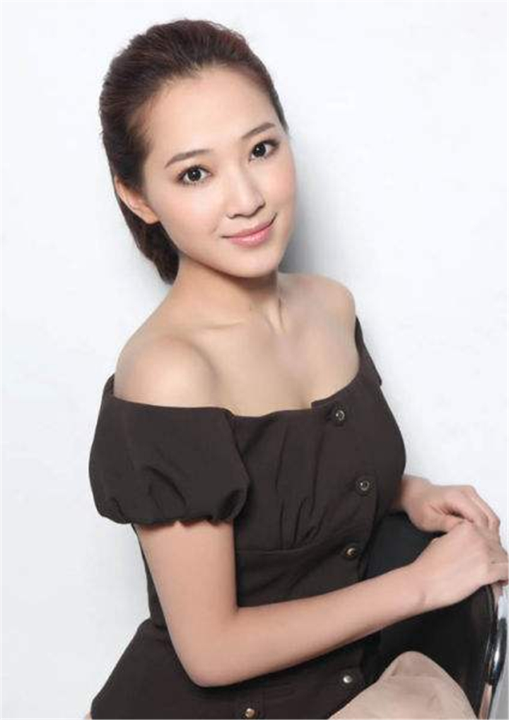 秦鸣悦是内地女演员, 2014年出演《最美是你》之后又同时出演了《六盘