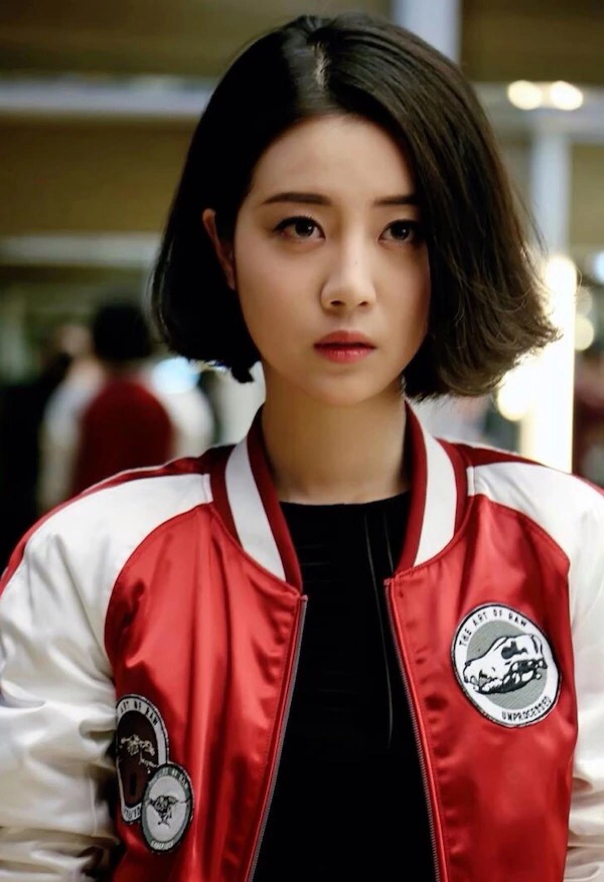 北京女孩演员兼歌手李溪芮,酷酷的短发女孩
