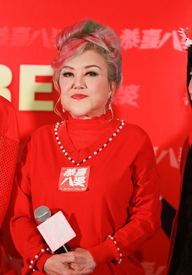 《恭喜八婆》香港首映 杨千嬅谢贤邵音音等红装亮相