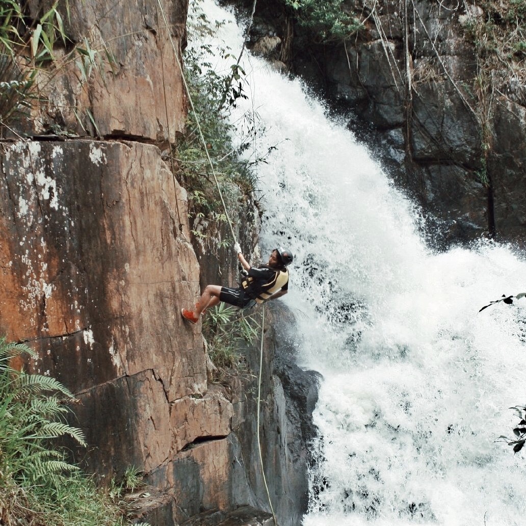 挑战极限——速降谷底