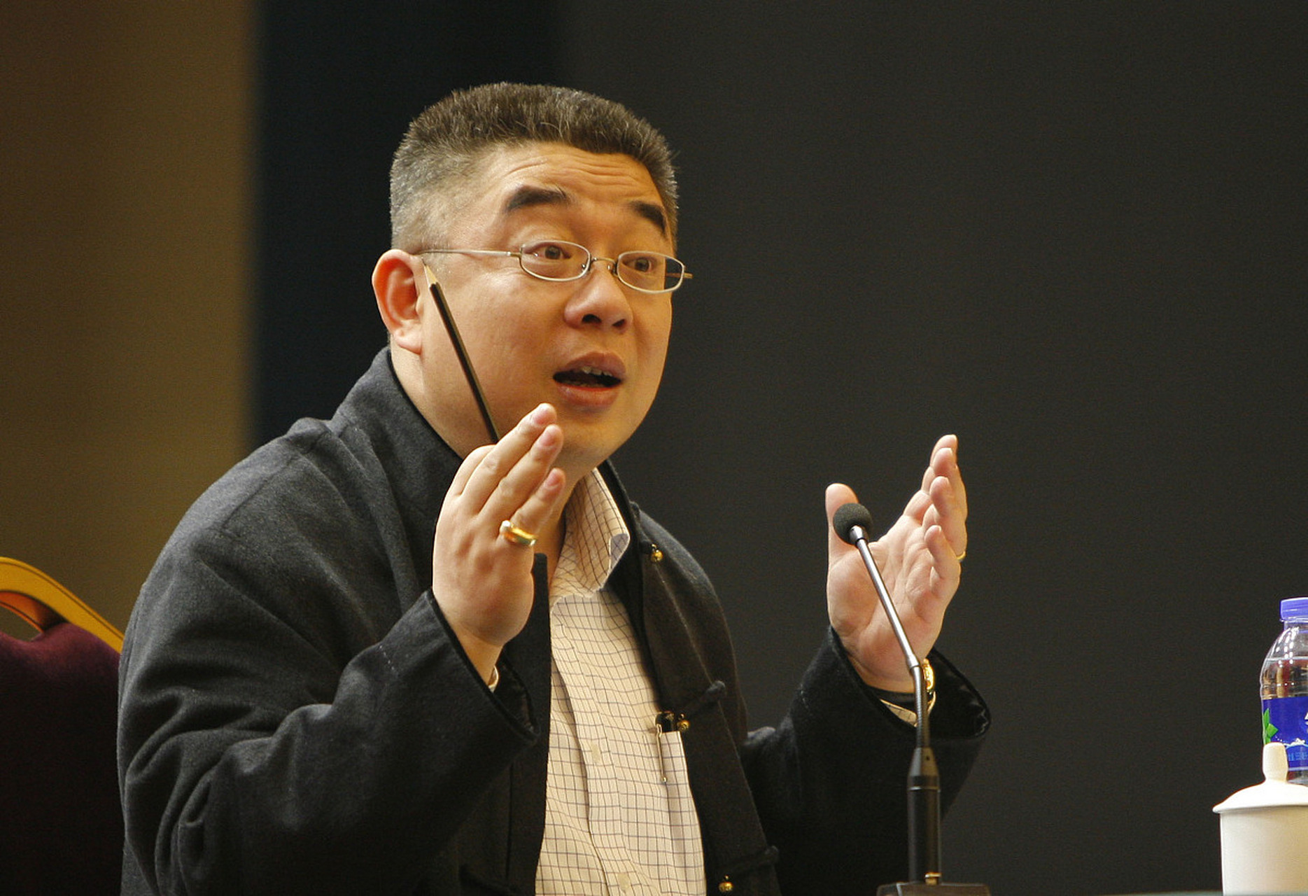 复旦大学教授钱文忠说:  如今的教育对孩子不断让步,给他们更多快乐