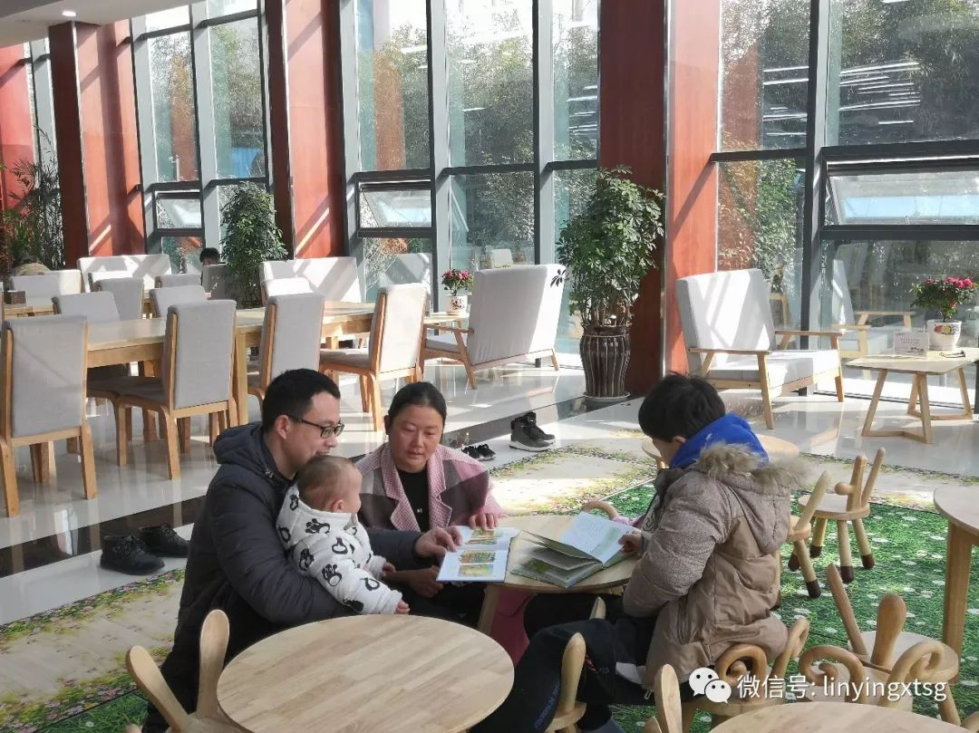 一家人在图书馆其乐融融.