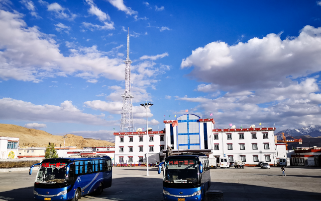 县城普兰镇海拔3800米,四周雪山环绕,来自孟加拉的湿润空气在这里