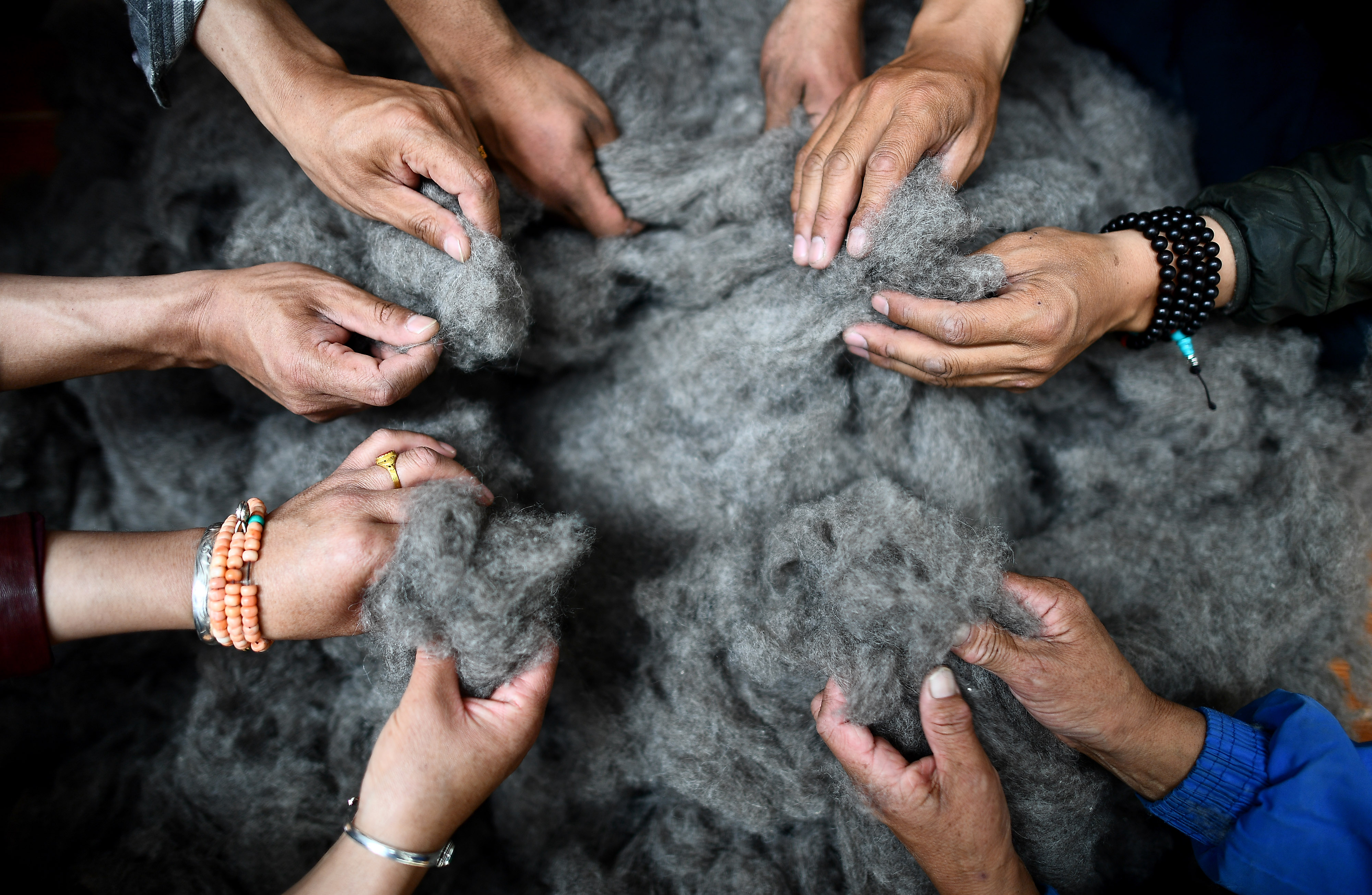 多杰才让和"阿雅克":牦牛绒编织脱贫梦(2)