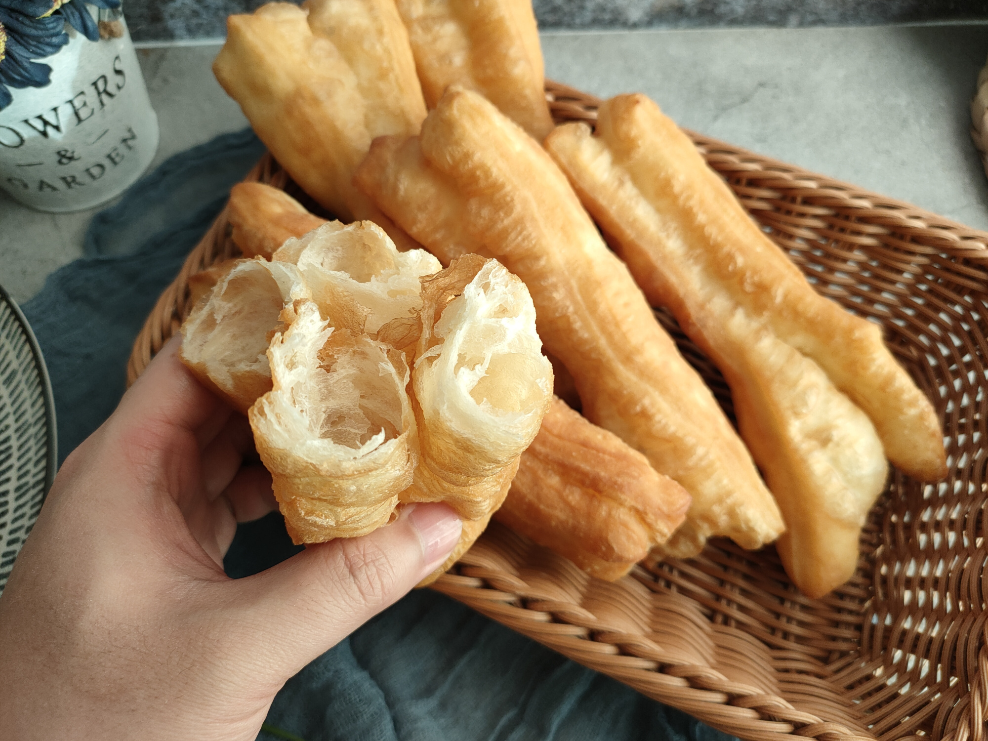 炸油条想要蓬松酥脆,配方和手法很重要,教你正确做法,一次成功