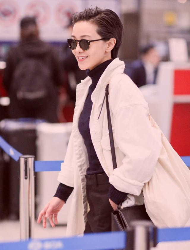 郭采洁现身机场,大背头配白色风衣,蛮横总裁气息爆棚!