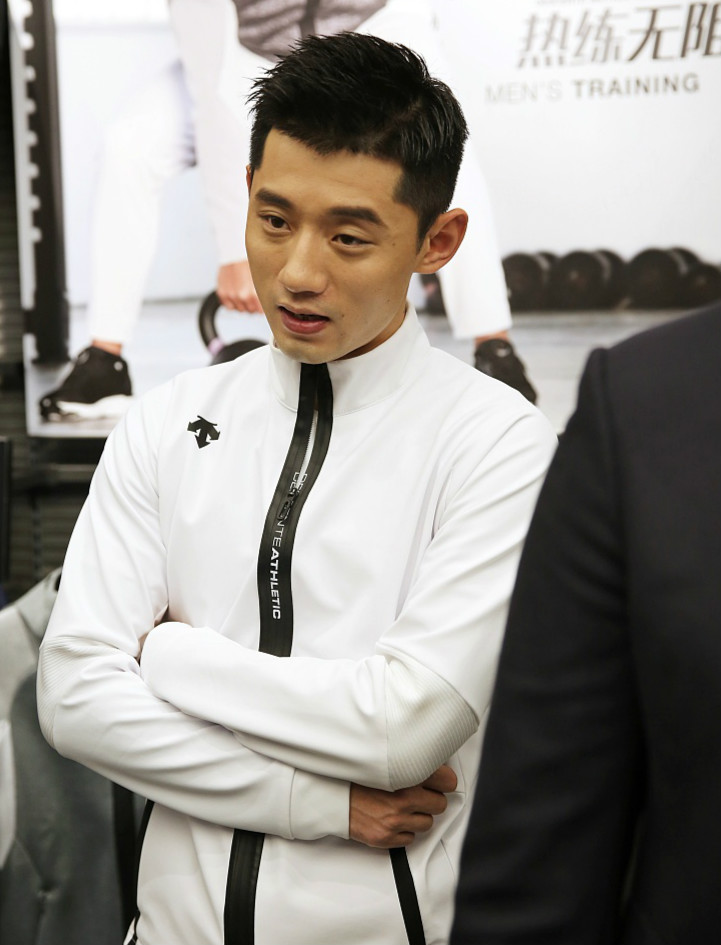 张继科穿白色运动衫亮相痞帅十足 自嘲颜值不够高引迷妹尖叫