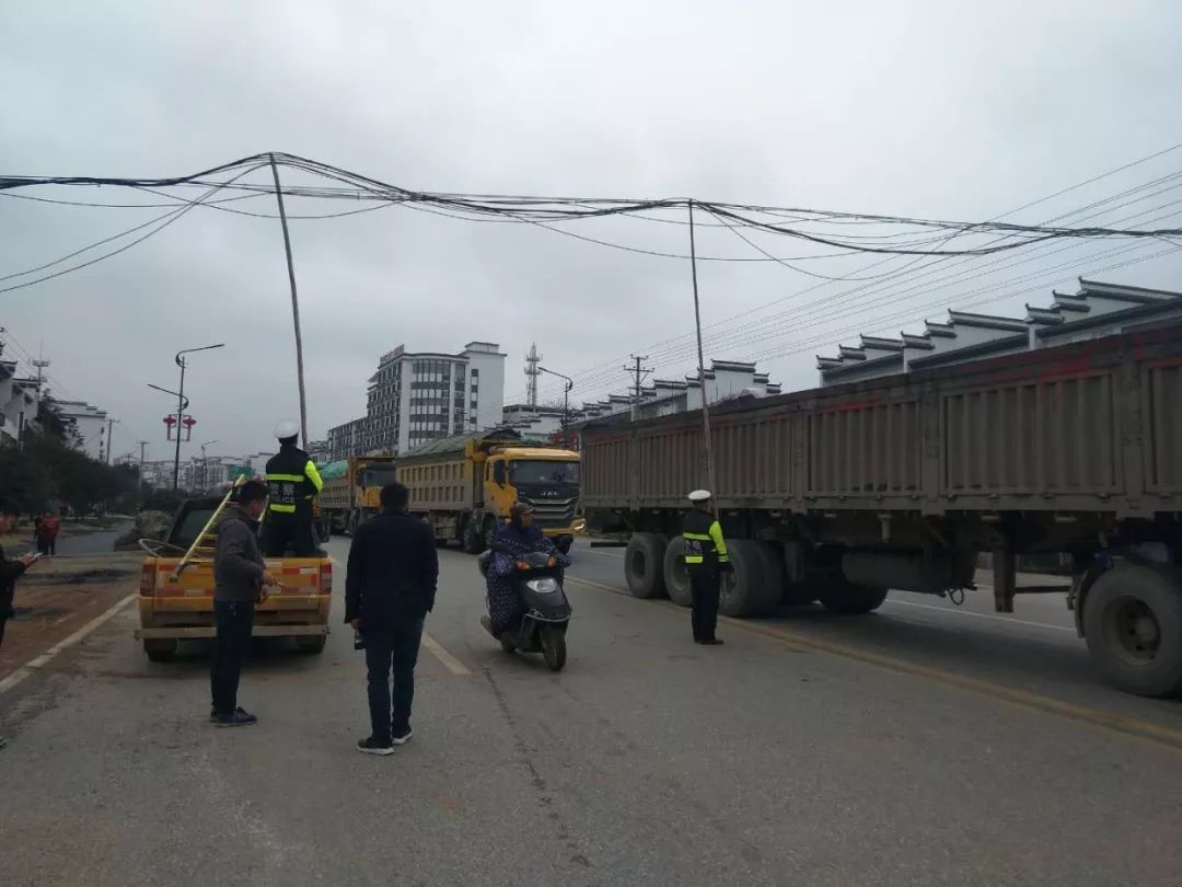 高压线掉落国道致车流拥堵,宜丰交警拿来了这样"神器"