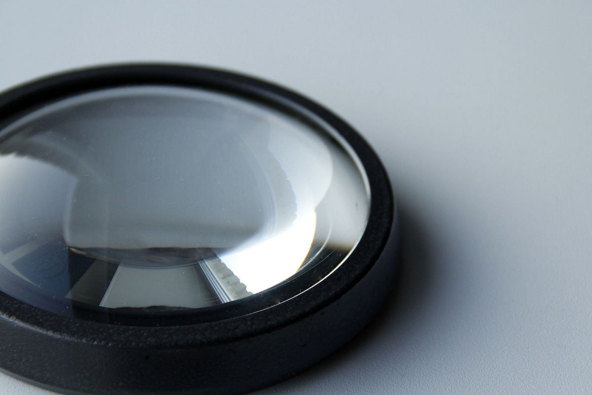 平凸透镜,集平面与弧面于一身.