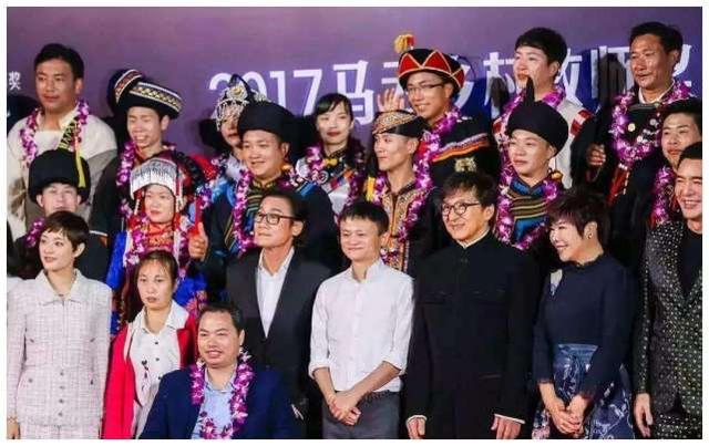 李连杰带女儿与马云吃饭,身旁保镖意外成"焦点",网友:厉害了