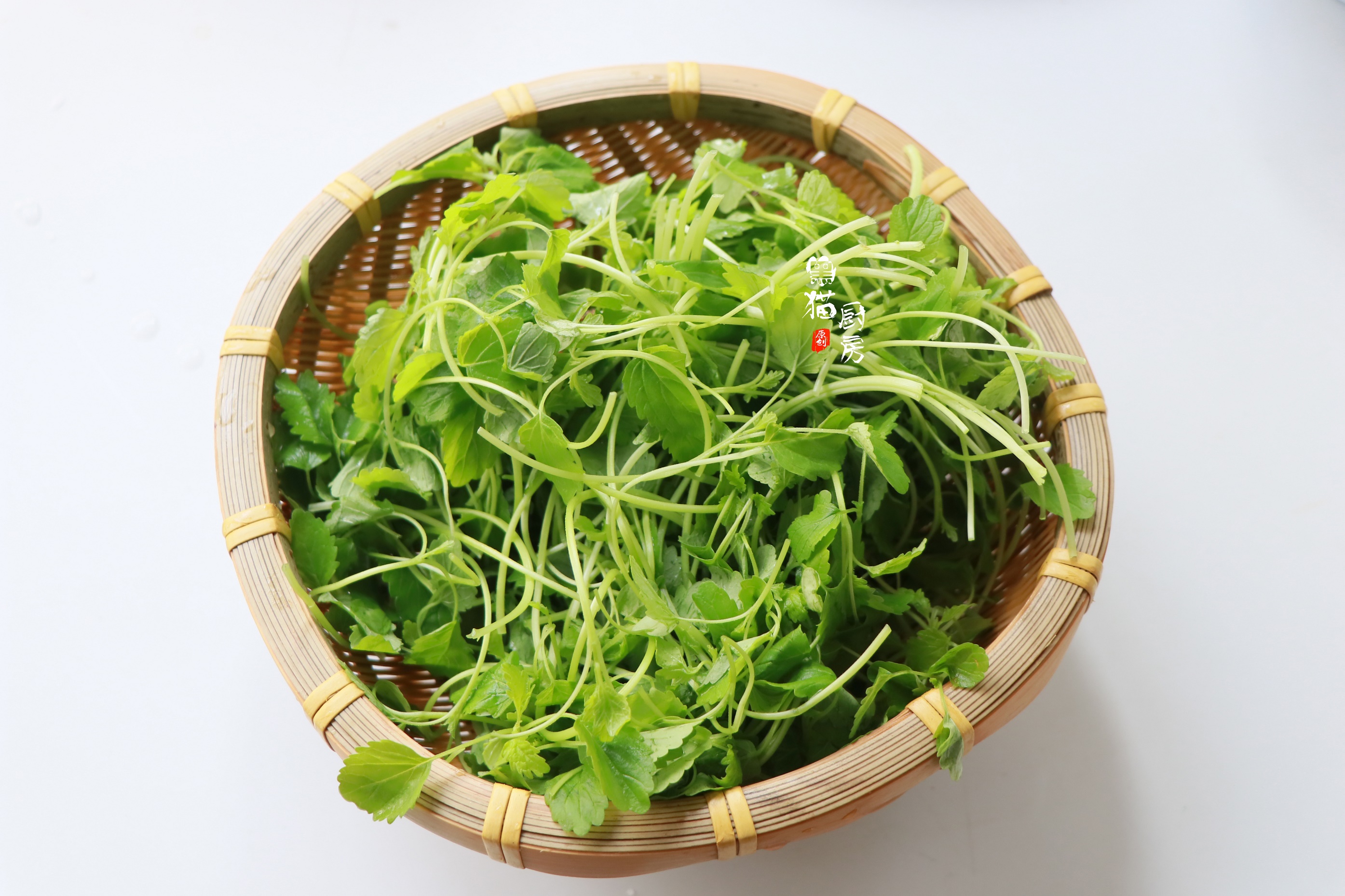 4.清洗干净的益母草捞出,放入沥篮里沥干水分.