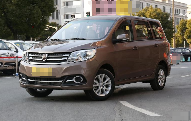 华晨金杯750,外型设计十分大气线条硬朗,整体的造型优雅